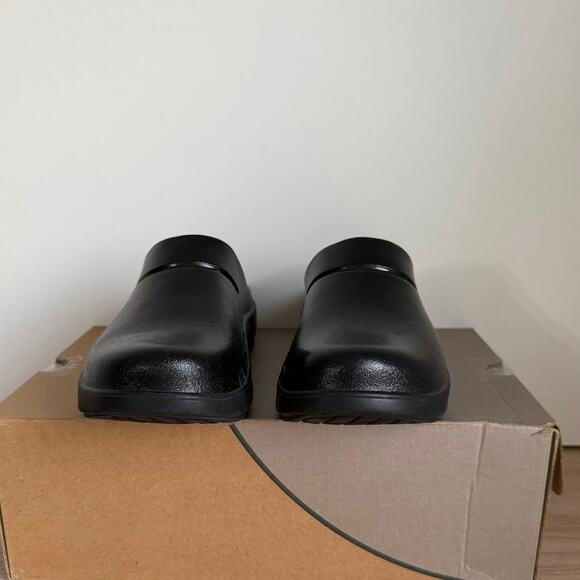 ￼OOFOS OOCLOOG ‘Triple Black’ Clog Comfort Sandal- Men 6- W 8 main image 12